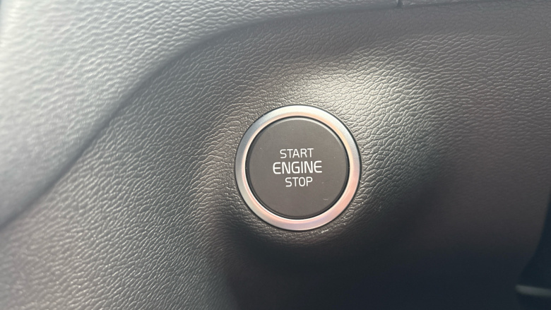 Volvo XC40 2.0 B3P Plus Black Edition 5dr Auto Petrol Estate